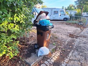 Lixo acumula-se no antigo parque de campismo (c/ fotos) lixo 20251026 080042