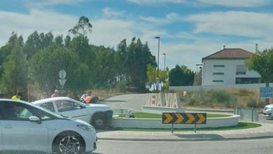 Carro despista-se contra rotunda meia via 25106962738901998 809669179519168711 n