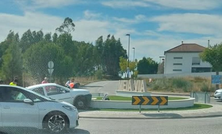 Carro despista-se contra rotunda meia via 25106962738901998 809669179519168711 n