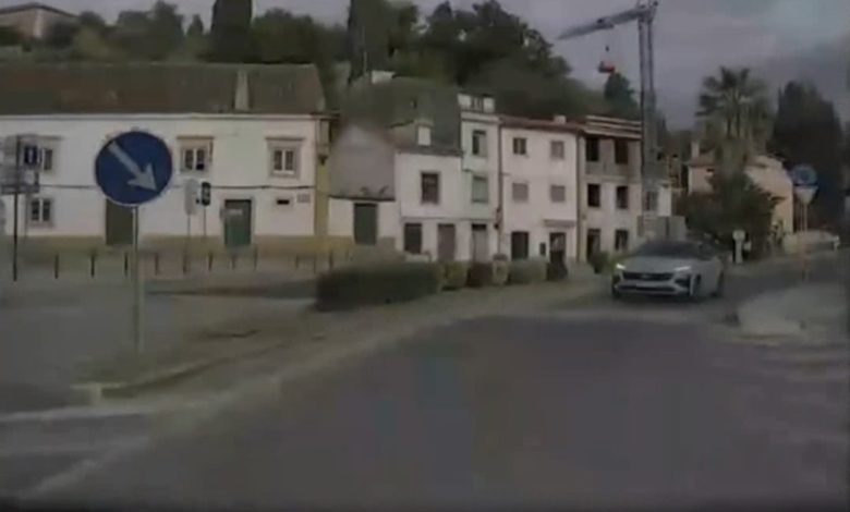 Carro em contramão na rotunda do Pelourinho transit