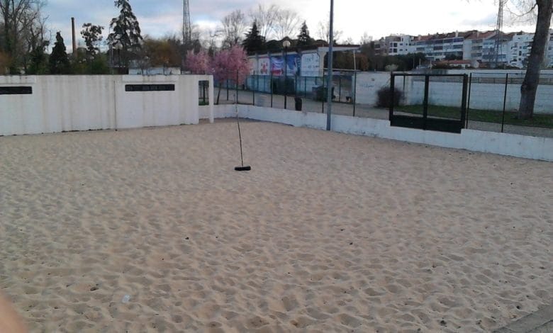 Campo de voleibol de praia sem rede há mais de um ano IMG 20190310 073420