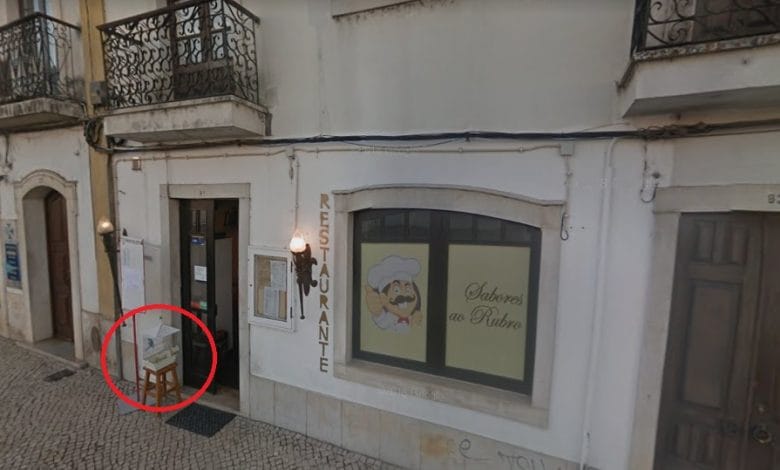 Gaiola com periquitos roubada de restaurante restaur