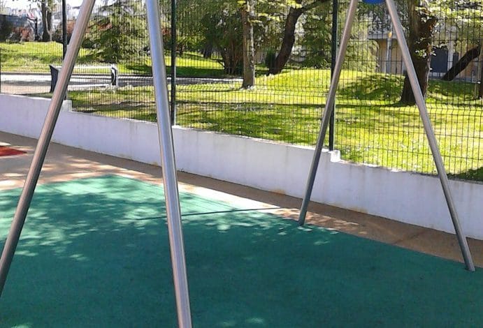 Três meses depois, equipamento ainda não foi reposto no parque infantil IMG 20190428 105054