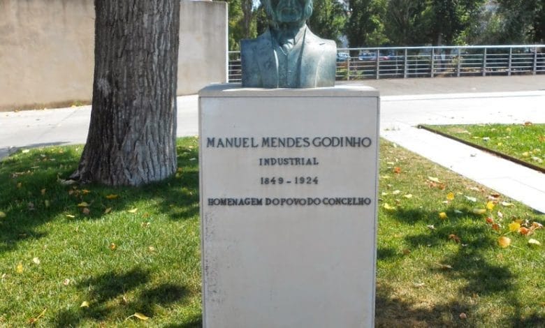 Associação Memorial Mendes Godinho recorda fundador do grupo empresarial busto manuel mendes godinho 24 n