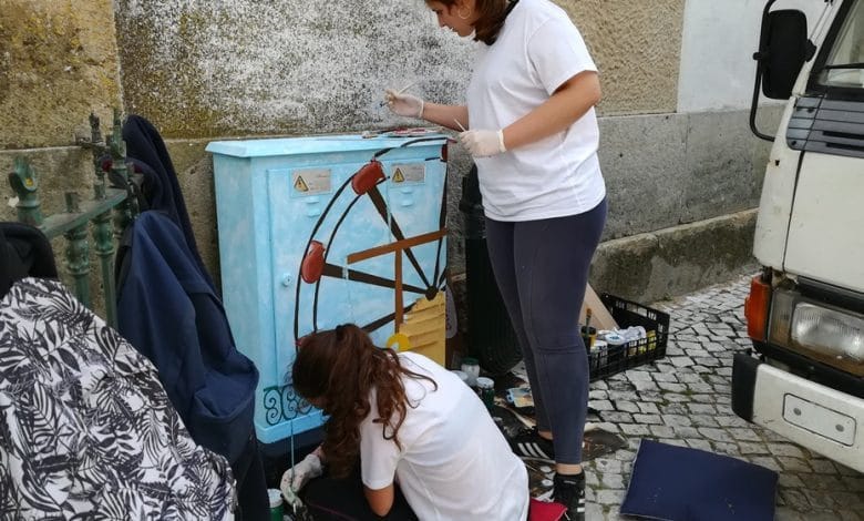 Alunos de artes pintam caixas da EDP (c/ fotos) arte edp IMG 20190522 145421 1