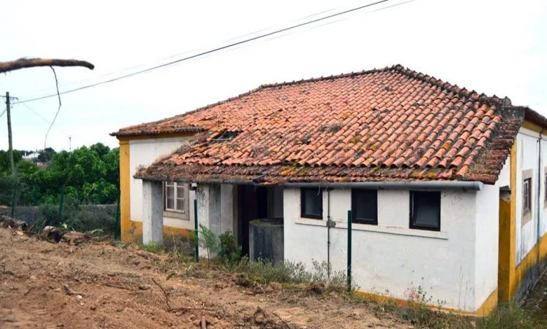 Escola de Ceras desactivada e com telhado a ruir ESCOLA DE CERAS13