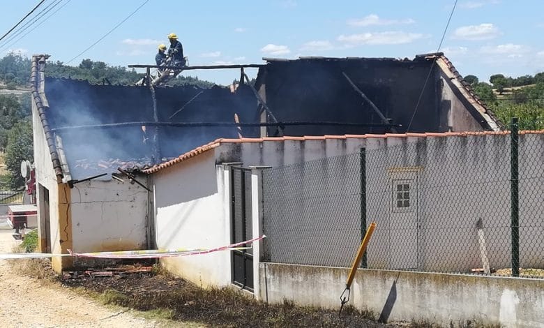 Incêndio destruiu habitação em S. Pedro (c/ fotos e vídeo) IMG 20190613 140615