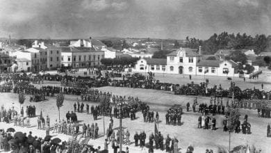 bombeiros Varzea Grande de 1934 parada de bombeiros onde se pode ver a antiga Escola Primaria de tipologia Adaes Bermudes