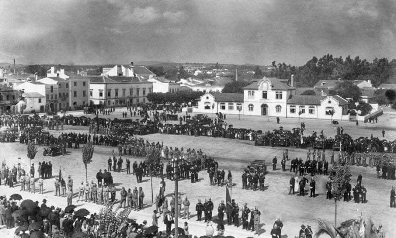 Há 90 anos houve festa dos Tabuleiros e congresso de bombeiros em Tomar bombeiros Varzea Grande de 1934 parada de bombeiros onde se pode ver a antiga Escola Primaria de tipologia Adaes Bermudes