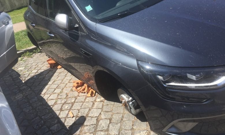 Roubaram dois pneus de um carro estacionado no parque Santa Iria furto rodas carro IMG 6770