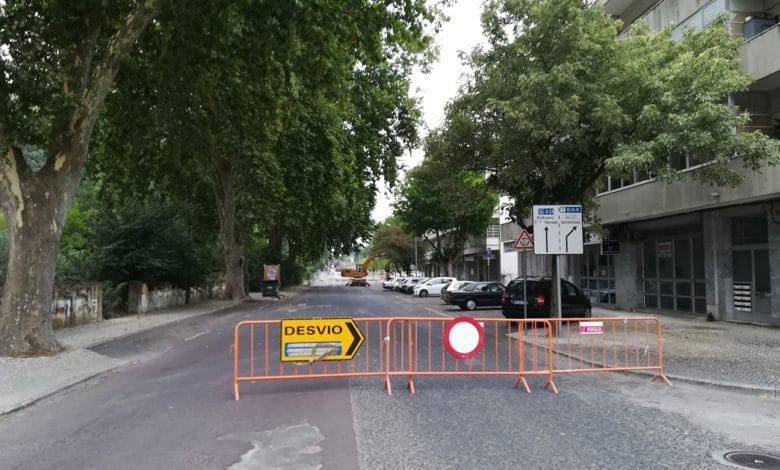 Câmara descarta responsabilidades no conflito entre empreiteiro e famílias ciganas obras av. nuno alvares pereira IMG 20190717 072745