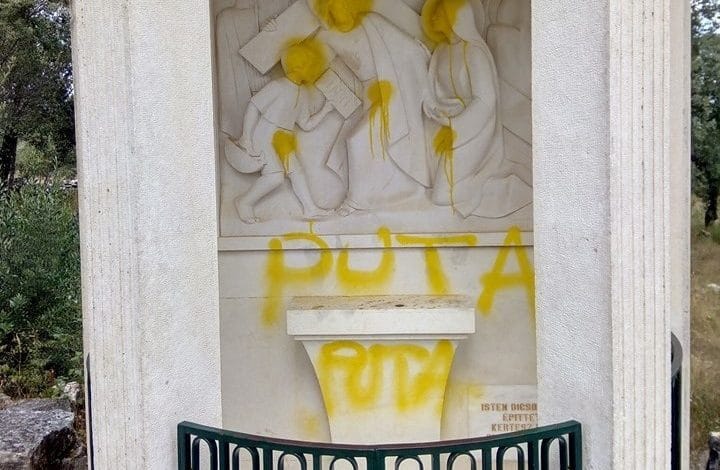 Vandalismo em estações da Via-Sacra em Fátima vandalismo fatima 2001 2123931297184219136 n