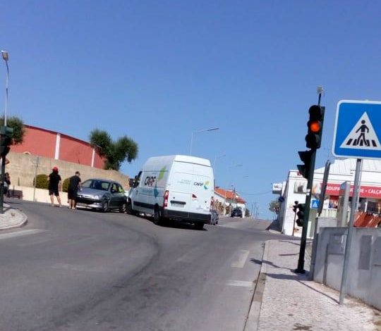 Perigo na rua de Coimbra por causa dos semáforos intermitentes acident 205 1210005691599683584 n