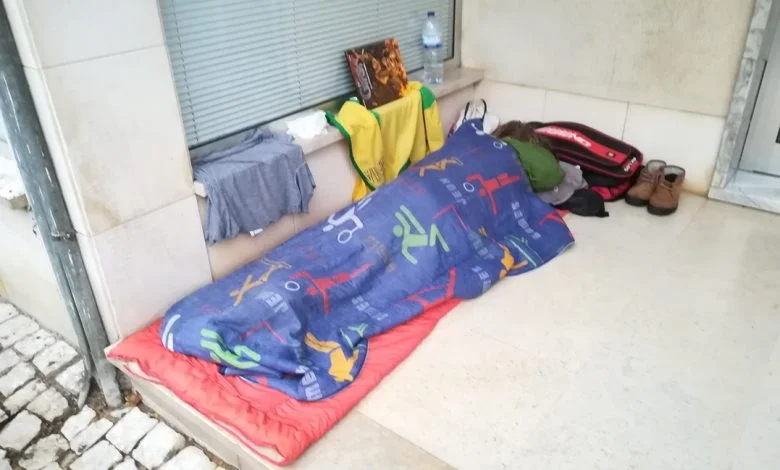 Homem pernoita na rua sem abrigo IMG 20190930 072941