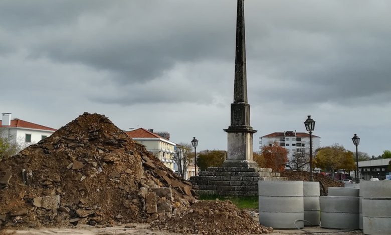 Várzea Grande: entulho das obras depositado na base do padrão Filipino Varzea Grande obras IMG 20191130 152757