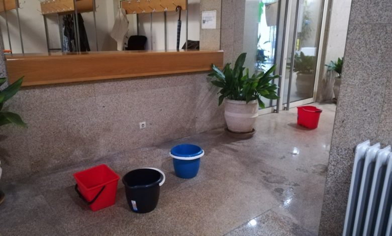 E os baldes continuam a aparar os pingos da chuva na biblioteca biblioteca baldes chuva IMG 20191121 093543