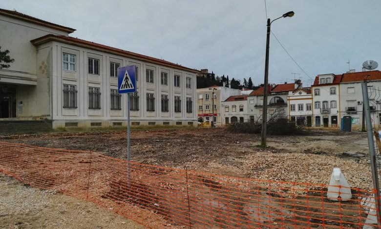 Tomarenses indignados com abate de árvores junto ao tribunal varzea grande obras IMG 20200117 164719