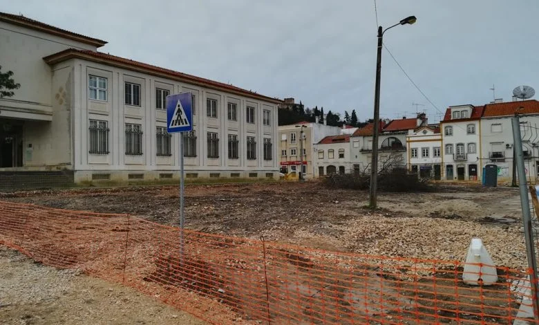Tomarenses indignados com abate de árvores junto ao tribunal varzea grande obras IMG 20200117 164719