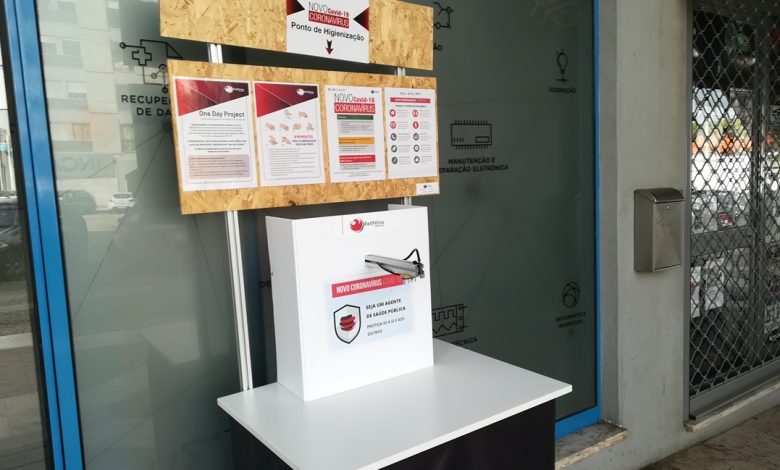 Empresa coloca dispensador de álcool ao dispor de quem passa IMG 20200407 103201