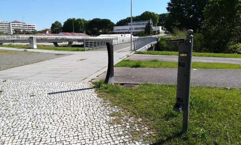 Foram-se as papeleiras, ficaram os suportes IMG 20200517 094701