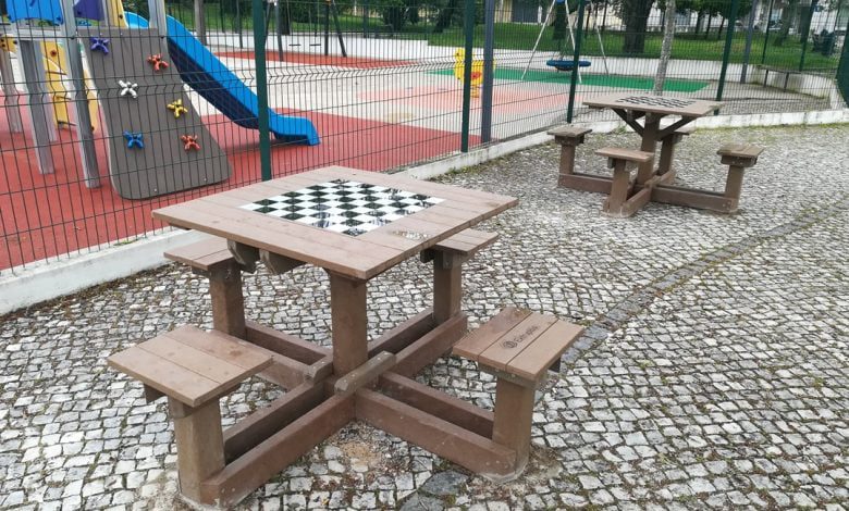 Câmara instala mesas de jogos numa altura em que não se pode jogar mesa xadrez IMG 20200514 141249