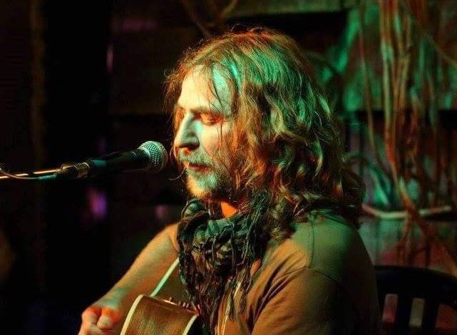 Músico Vincent McCallum fora do "TomarComVida" vincent 5387583307573938829 n