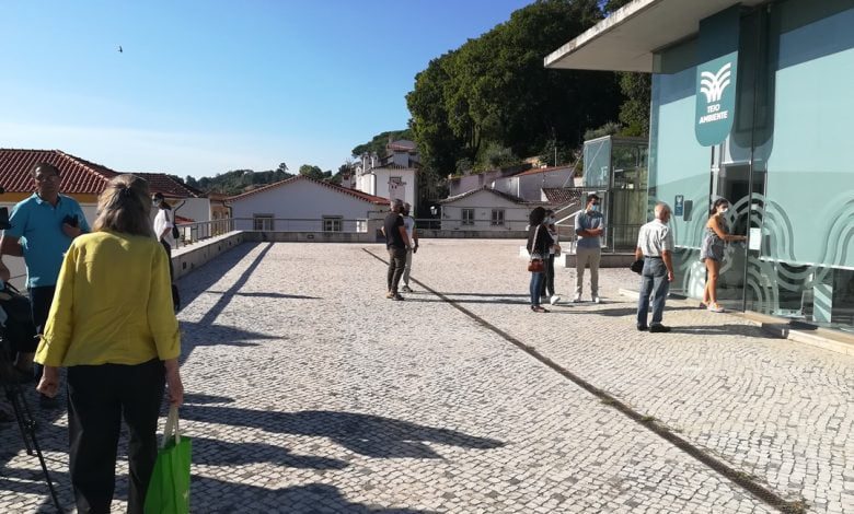 Consumidores sofrem ao sol para serem atendidos na Tejo Ambiente tejo ambiente IMG 20200826 093951