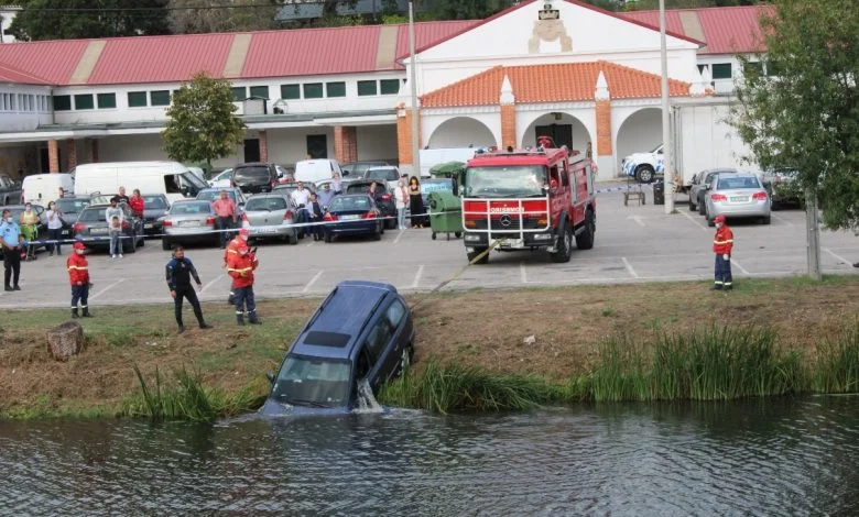 Carro foi parar ao rio Nabão (c/ fotos e vídeo) IMG 3673