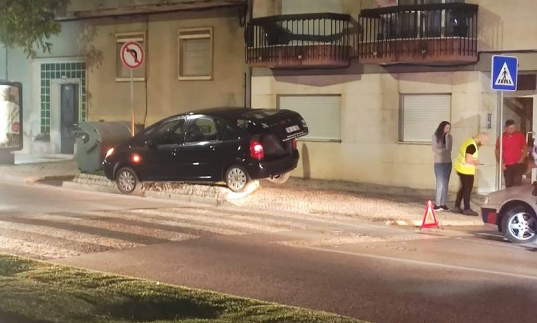 Carro "voou" para cima de canteiro acidente 13671715672 644518235250308205 o