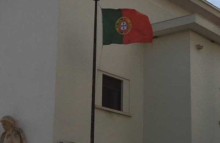 Bandeira de Portugal hasteada ao contrário no tribunal de Santarém apanhado 859 4722683540807756191 n