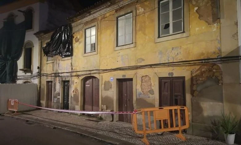 Telhado ruiu e fachada está em risco de derrocada perigo 9290429 1261411726266905296 n
