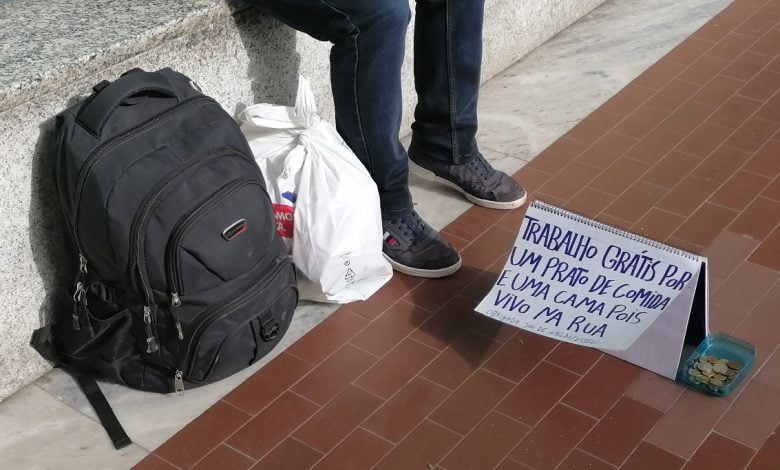 Sem abrigo procura trabalho em troca de comida sem abrigo IMG 20201118 114448