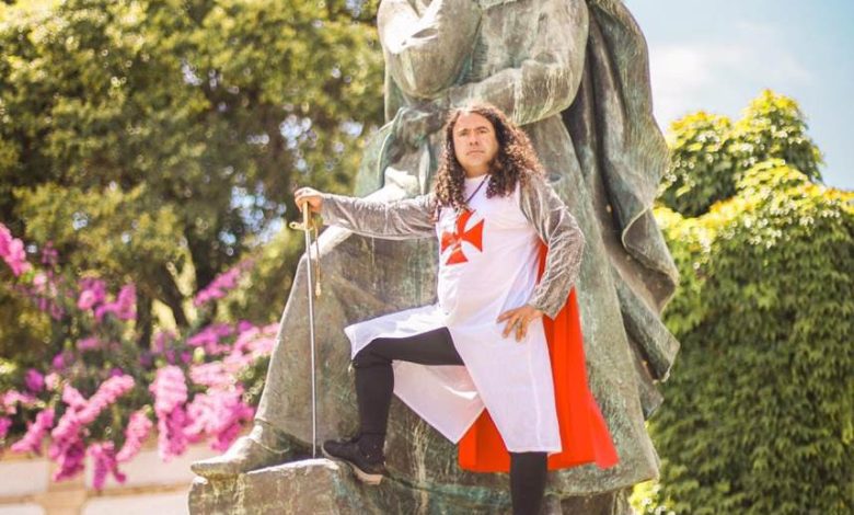 Músico Nuno Barroso faz-se fotografar na estátua do Infante D. Henrique nuno barroso 19504 8861047805682537016 o