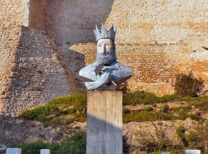 cutileiro Estatua de D. Sancho I frente ao Castelo de Torres Novas 1
