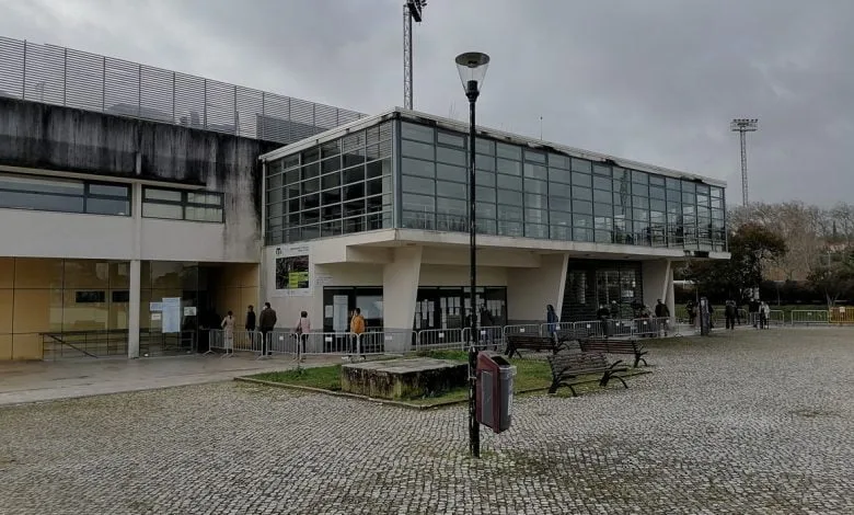 Dezenas de pessoas convocadas para centro de vacinação fechado pavilhao IMG 20210124 115438