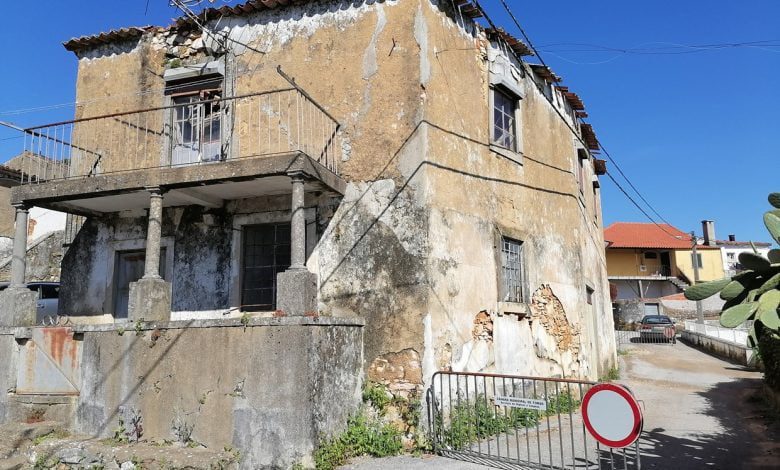 Trânsito cortado por causa de prédio em risco de derrocada S. Simao IMG 20210314 105212