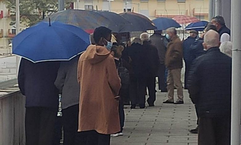 Covid-19: cidadãos esperam à chuva para serem vacinados vacin covid 5007 1893030477480655315 n