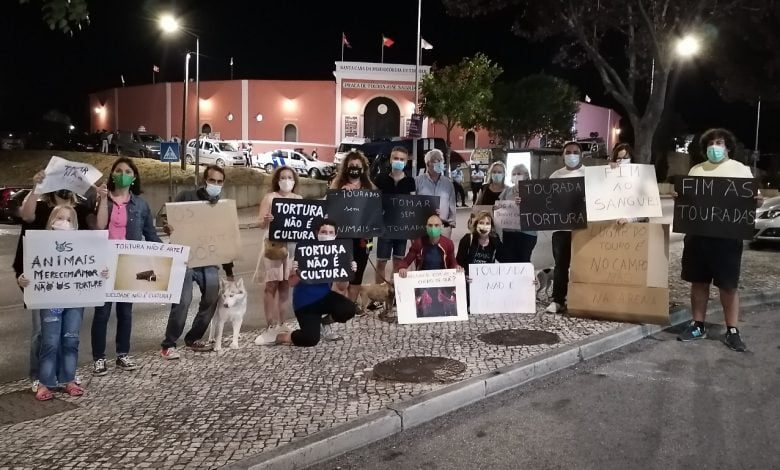 Protesto anti-tourada juntou cerca de 20 pessoas em Tomar (c/ vídeos) IMG 20210821 221005