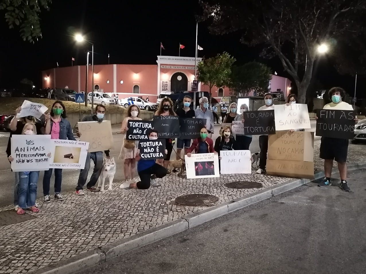 Protesto Anti Tourada Juntou Cerca De 20 Pessoas Em Tomar C Vídeos