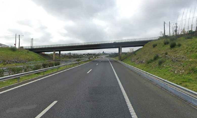 Crianças atiram pedras para carros na A1 viaduto