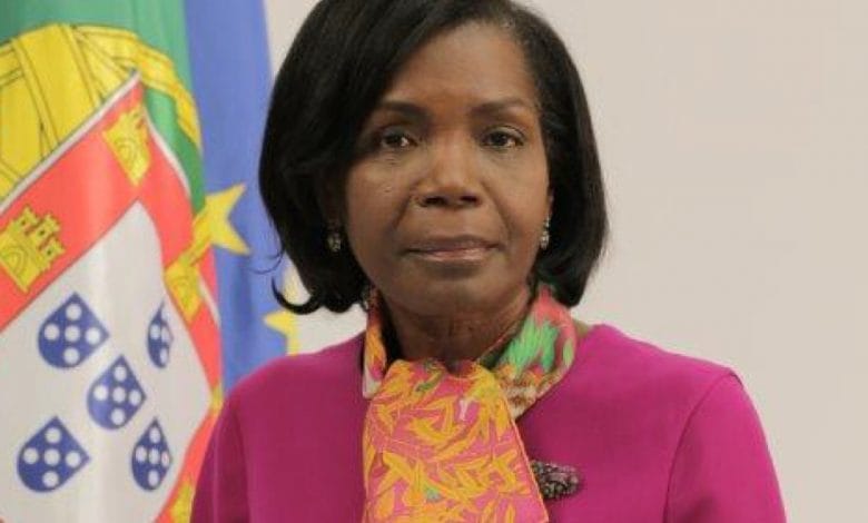 Ministra Van Dunem atribui Medalha de Mérito aos bombeiros de Tomar ministra van dunem i045192