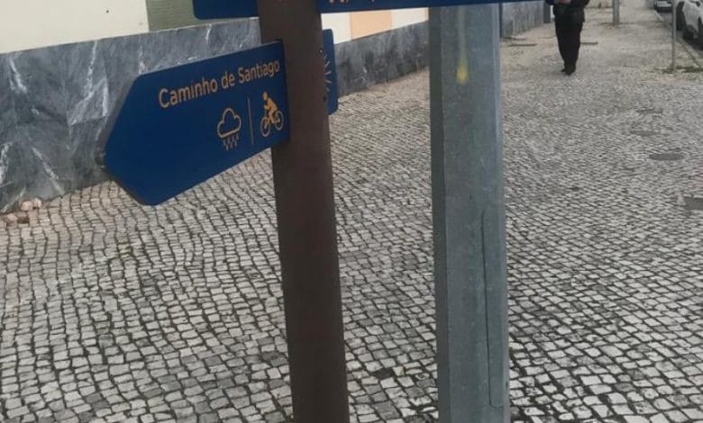 Câmara repõe sinal vandalizado, mas… ao contrário vand 9030 3610258825439285660 n