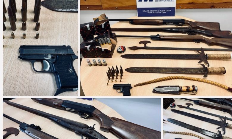 Homem suspeito de violência doméstica tinha arsenal em casa psp APREENSAO VD 11MAR2022 EIC TOMAR