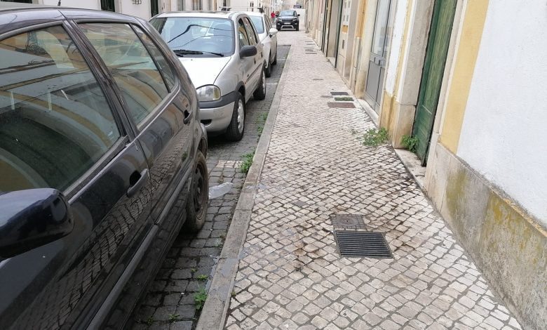 Esgotos pela rua abaixo em pleno centro histórico IMG 20220421 094039