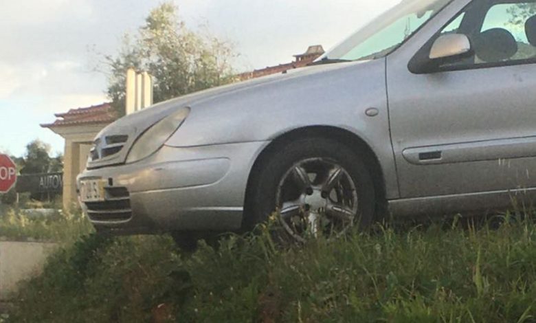 Carro deslizou e ficou à beira do precipício acid 8144299 3117842953245244236 n