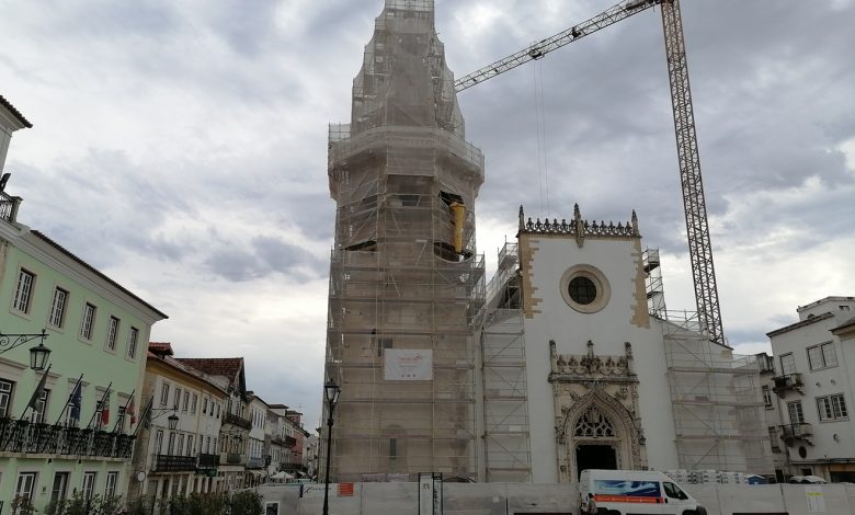 Grua deixa cair palete com telhas na Corredoura obras igreja corredoura IMG 20220512 091149
