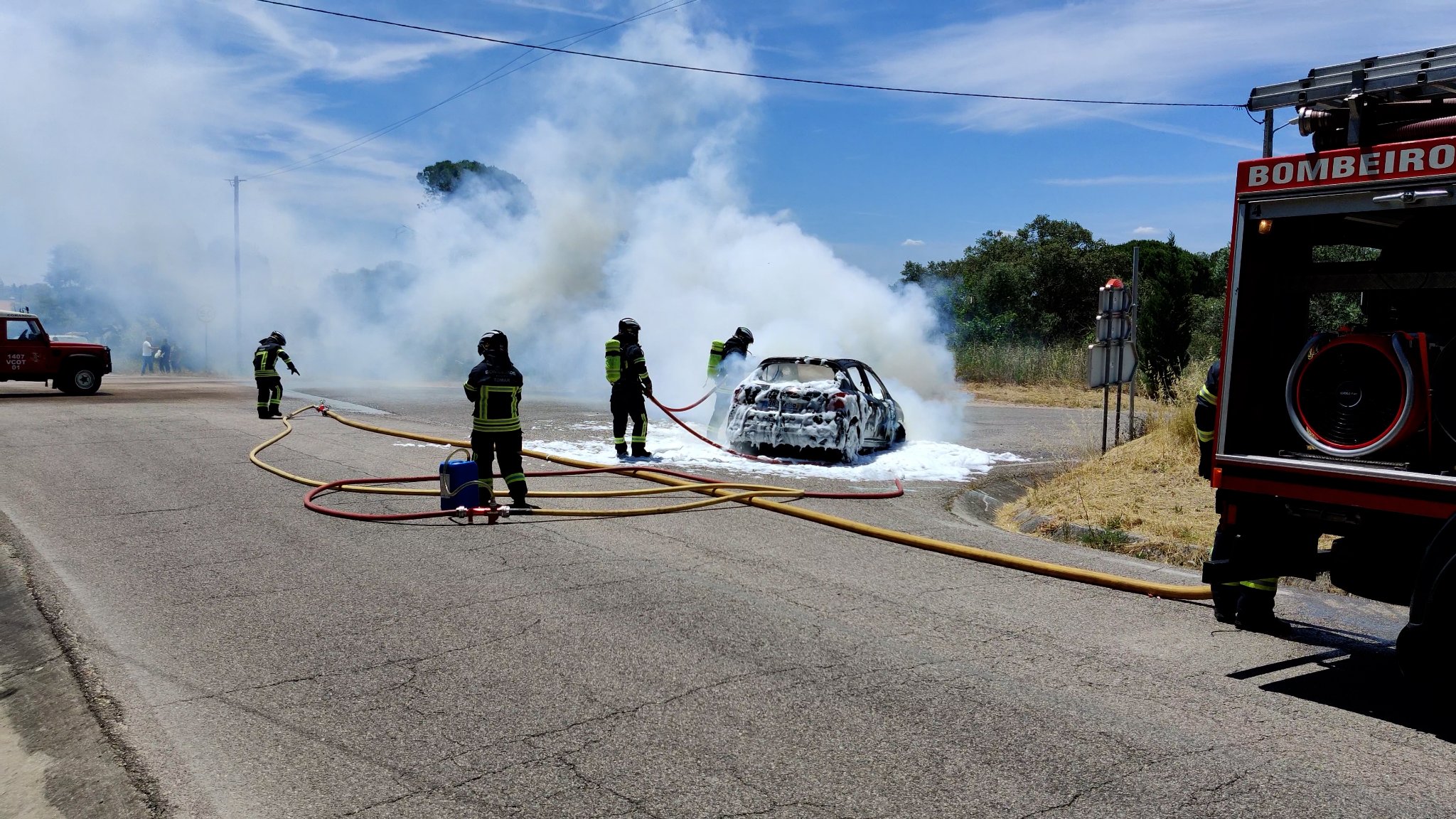 Carro ardeu nos arredores de Tomar (c/ vídeo) 286666696 10209599251655402 7768779992553071382 n