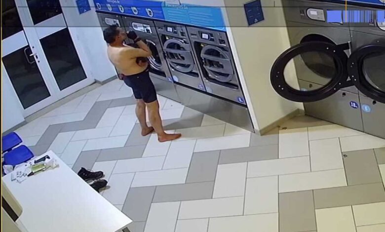 Homem despe-se na lavandaria para lavar a roupa lavandaria 54104974 1301438960801809050 n