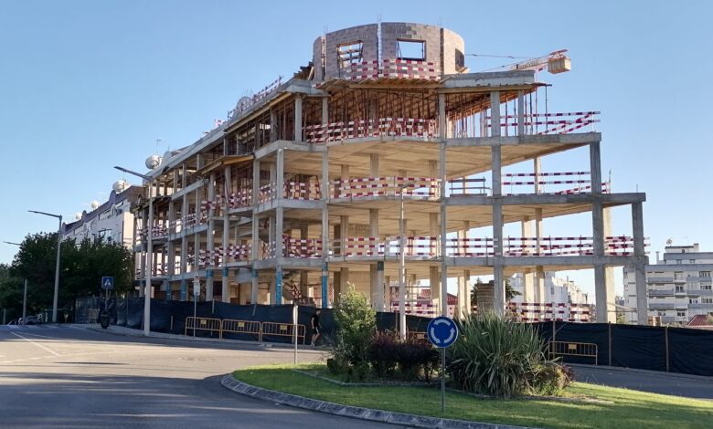 Prédio está a ser construído em cima do passeio IMG 20220926 181314