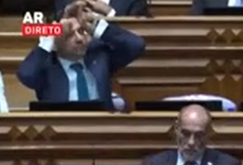 Vereador e deputado eleito pelo Chega faz “cornos” cornos 432